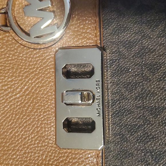 Michael Kors Purse Crossbody *free shipping* - Picture 2 of 12